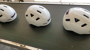 Wir stellen Helme her und prüfen sie zweimal