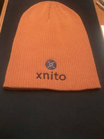 Laad afbeelding in Galerijviewer, Orange Xnito beanie with logo on dark background
