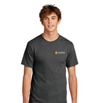 Laad afbeelding in Galerijviewer, Young man in XNITO T-Shirt, dark gray
