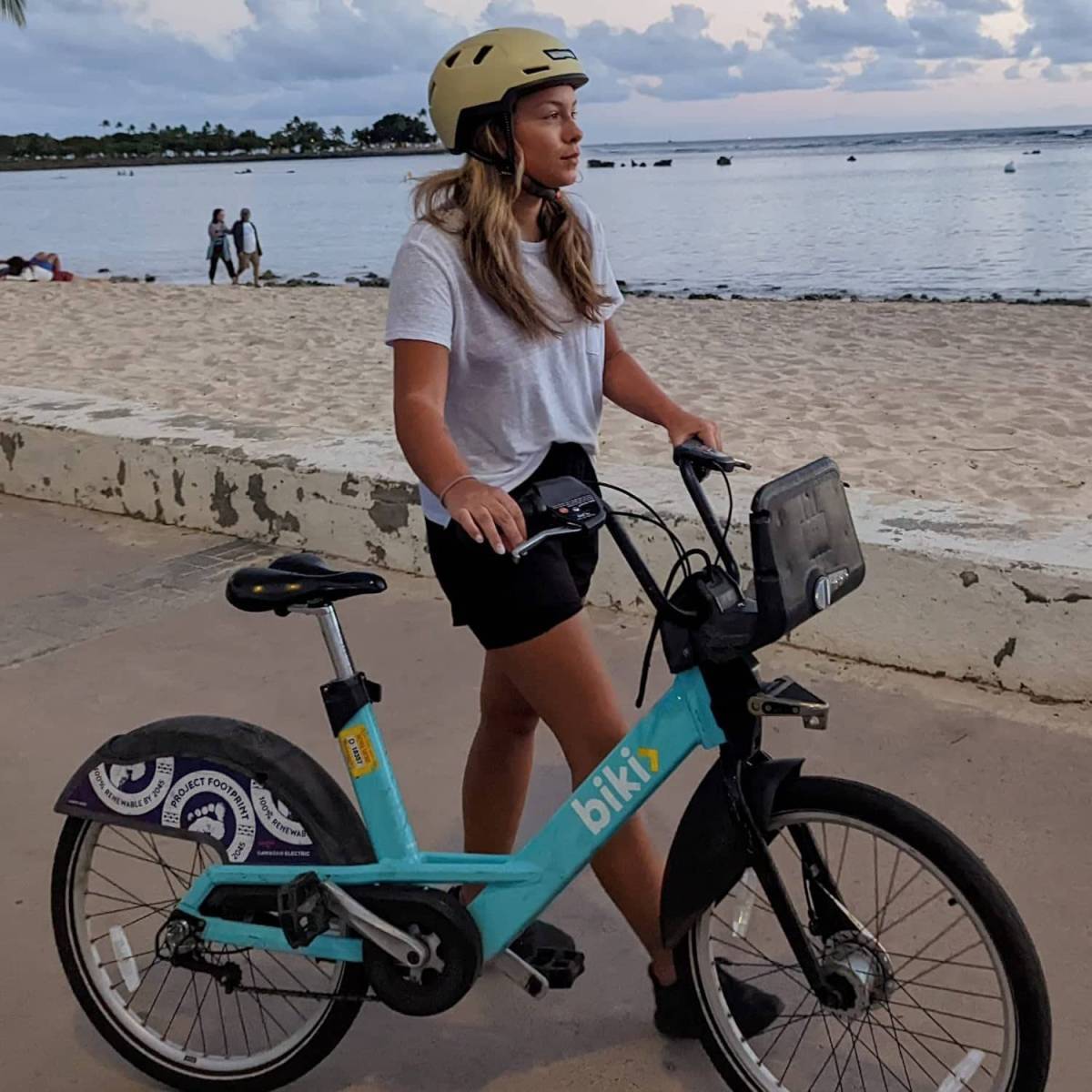 Person with Hemp XNITO helmet next to e-bike